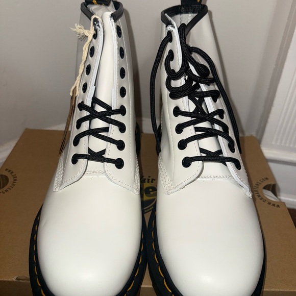 NIB Dr. Martens 1460 White Smooth Leather Lace Up Boot - Picture 2 of 10